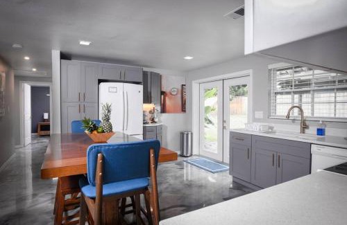 Seffner Community Alliance House | Charming Family Oasis ~ Dog-Friendly ~ Backyard