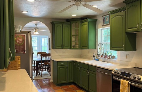 Gainesville House | Charming Family Retreat Walkable to UF Campus with Pool – Sleeps 7!