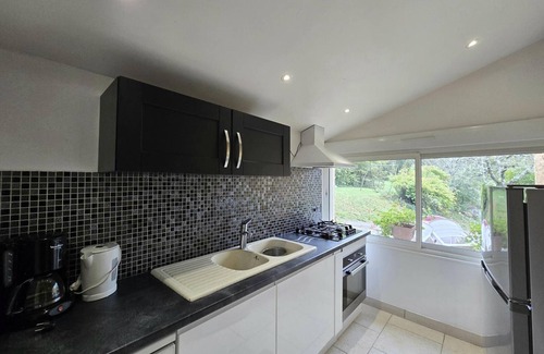 Sainte-Mondane Cottage | Charming Farmhouse with WiFi, Fireplace, and Large Garden near Dordogne River
