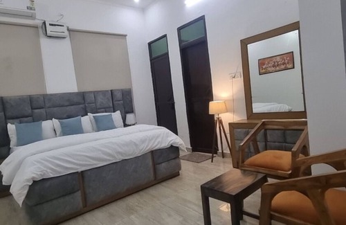 Faridabad Other | Charming farmhouse retreat with lush gardens and serene views