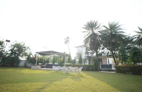 Faridabad Other | Charming farmhouse retreat with lush gardens and serene views