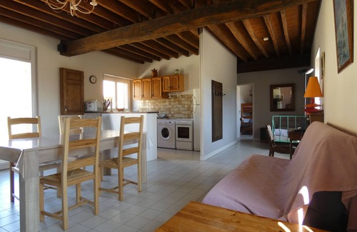 Luplante Cottage | Charming Farmhouse with Medieval Tower, Garden & Games in Aufferville, Pets Welcome!