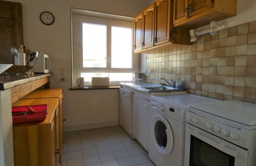 Luplante Cottage | Charming Farmhouse with Medieval Tower, Garden & Games in Aufferville, Pets Welcome!
