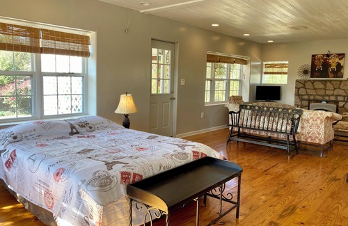 Harrison Other | Charming farmhouse with AC, Wi-Fi, open concept for 4 people, serene Harrison