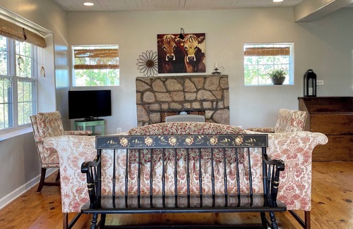 Harrison Other | Charming farmhouse with AC, Wi-Fi, open concept for 4 people, serene Harrison