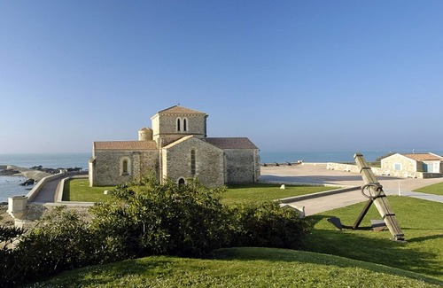 Les Sables d'Olonne House | Charming Fisherman's House in La Chaume with 2 Bedrooms and Pet-Friendly