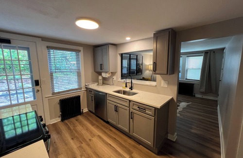 Unionville House | Charming First Floor 1-Bedroom - Steps Unionville Center Shops