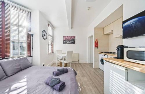 Askew Apartment | Charming Flat In Shepherds Bush