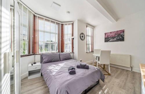 Askew Apartment | Charming Flat In Shepherds Bush
