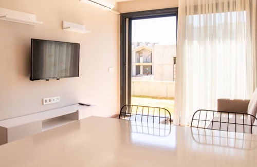 Cesme Apartment | Charming Flat near Sea with Shared Pool in Cesme