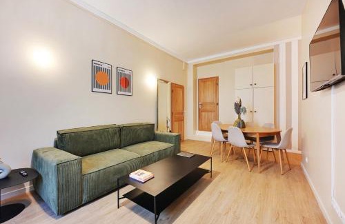 Croulebarbe Apartment | Charming Flat, quartier latin with a private cinema