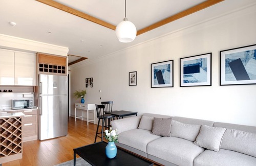 Beyoglu Apartment | Charming Flat w Balcony 12 min to Pera Museum