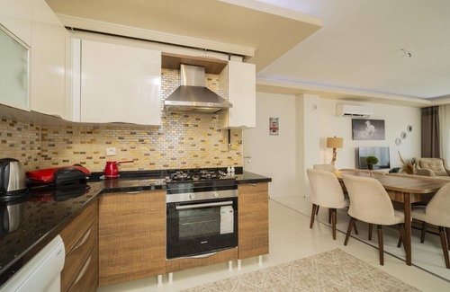Eski Lara Apartment | Charming Flat w Balcony 3 min to Beach