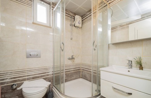 Eski Lara Apartment | Charming Flat w Balcony 3 min to Beach