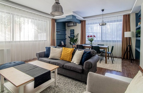 Gayrettepe Apartment | Charming Flat with Backyard Close to Zorlu Center