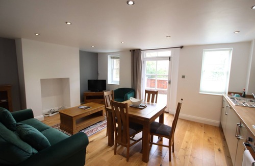 Clifton Apartment | Charming Flat With Private Patio in Clifton