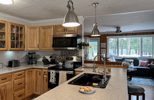 Monmouth House | Charming Four-Season Lakehouse with Scenic Views and Activities for All Ages