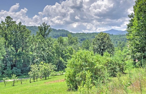 Whittier House | Charming Fox Den Cabin in Whittier with Hot Tub!
