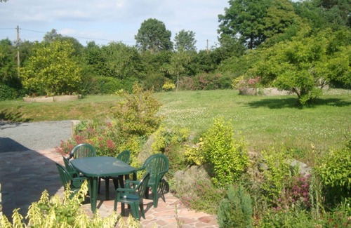 Heugueville-sur-Sienne Cottage | Charming stone house near sea with garden and BBQ