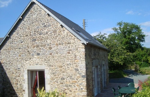 Heugueville-sur-Sienne Cottage | Charming stone house near sea with garden and BBQ