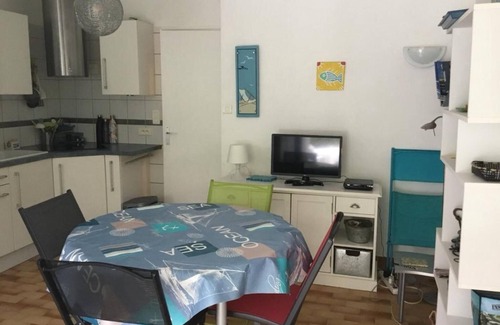 Le Grand-Village-Plage Apartment | Charming house with terrace and shared pool, steps from the beach – Ideal for 4 people