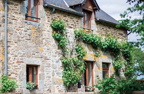 Saint-Leonard-des-Bois Cottage | Charming Country House in Alps Mancelles, Near Le Mans – Family-Friendly with Fireplace & WiFi