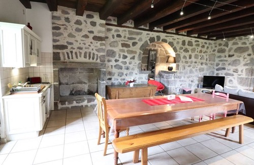 Saint-Martin-Valmeroux Cottage | Charming 1771 Home near Auvergne Volcanoes, Close to Salers, with Fireplace & Spacious Garden