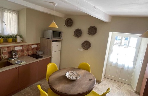 Ventenac-en-Minervois House | Charming house in bloom sleeps five