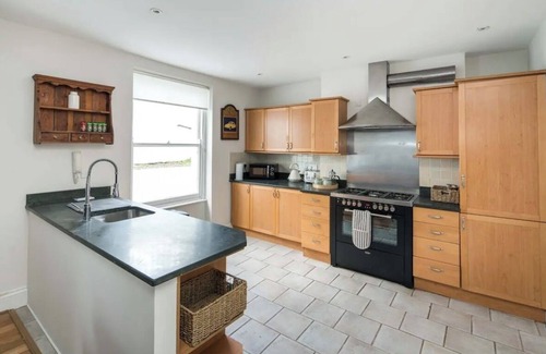 Munster House | Charming Fulham Home - Spacious with Modern Touches!