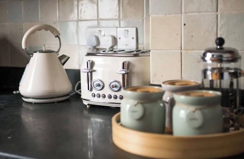 Munster House | Charming Fulham Home - Spacious with Modern Touches!