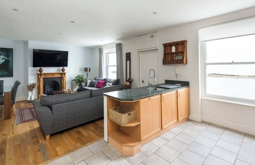 Munster House | Charming Fulham Home - Spacious with Modern Touches!