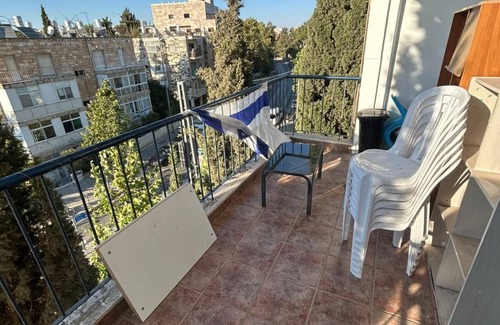 Katamon Apartment | Charming fully equipped 2-bedroom apt in Jerusalem with AC & kosher kitchen