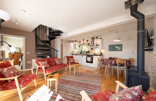 Canonbie Cottage | Charming Fully Refurbished Garden Cottage