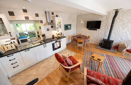 Canonbie Cottage | Charming Fully Refurbished Garden Cottage