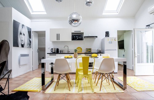 Carpentras Apartment | Charming gîte in a 17th century farmhouse, swimming pool, near Avignon Ventoux