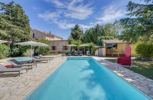 Carpentras Apartment | Charming gîte in a 17th century farmhouse, swimming pool, near Avignon Ventoux
