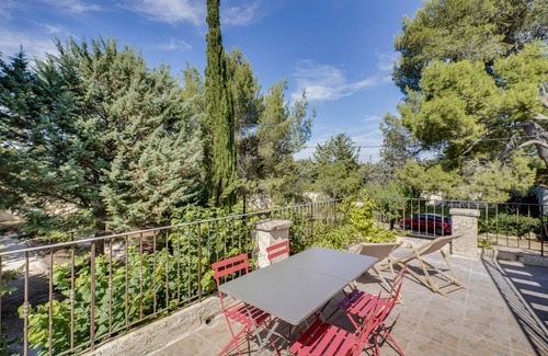Carpentras Apartment | Charming gîte in a 17th century farmhouse, swimming pool, near Avignon Ventoux