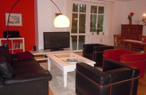 Rahlstedt Apartment | Charming garden floor apartment with 95m² in an old villa, 20 minutes to the main station./City