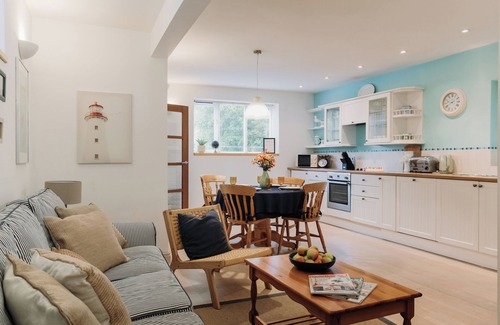 Niton Cabin | Charming Garden Lodge by the Sea – Peaceful Coastal Retreat