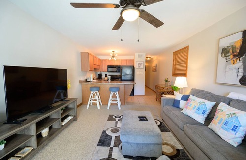 Garden City Condo | Charming Garden City Beach condo, steps to beach!