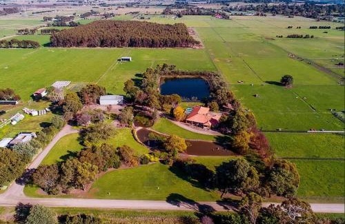 Garfield House | Charming Garfield Farm Stay 4BR Holiday Villa