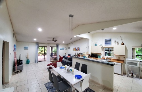 Villas House | Charming Gated Community, Walk to Bell Tower, Near Beach. 3-Month Min Stay