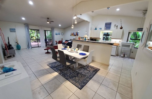Villas House | Charming Gated Community, Walk to Bell Tower, Near Beach. 3-Month Min Stay