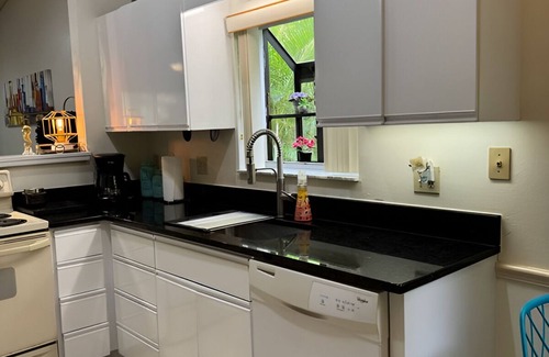 Villas House | Charming Gated Community, Walk to Bell Tower, Near Beach. 3-Month Min Stay