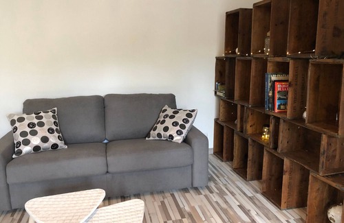 Louplande Cottage | Charming Getaway Near Le Mans: Pool, Greenery, Comfort & Kids' Play Area