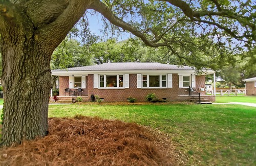 Old Village House | Charming Getaway 5 Min To Beach, Big Yard, Pet Friendly