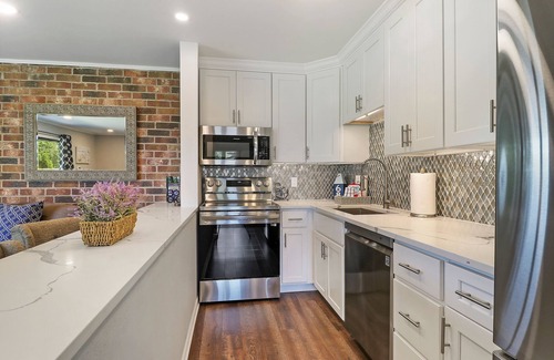 Lake Geneva Condo | Charming getaway with panoramic lake views. 5 min from downtown Lake Geneva ⚓️