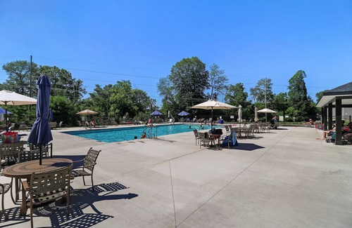 Lake Geneva Condo | Charming getaway with panoramic lake views. 5 min from downtown Lake Geneva ⚓️