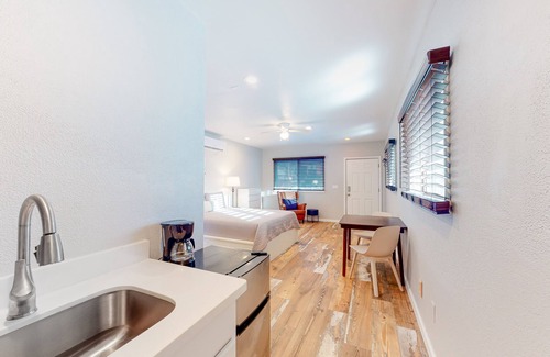 Flagstaff Apartment | Charming getaway with a well-equipped kitchenette - walk to downtown, shopping