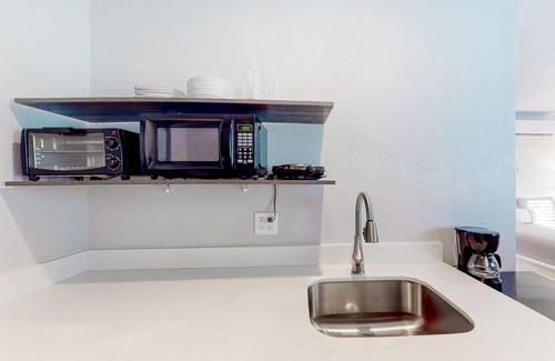 Flagstaff Apartment | Charming getaway with a well-equipped kitchenette - walk to downtown, shopping